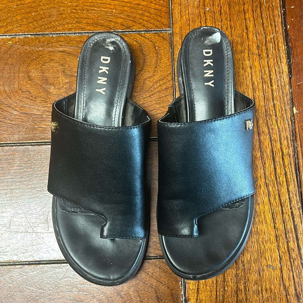 DKNY Daz Toe Ring Sandal Women’s size 8 Black Flip Flop Slide